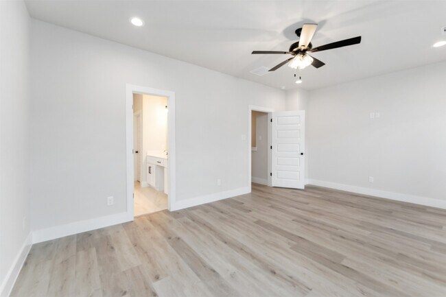 Building Photo - 108 W 44th St
