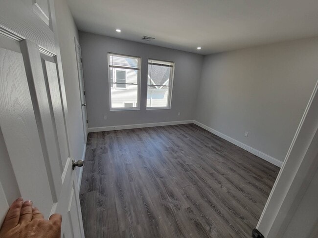 Building Photo - 31 Bouton St