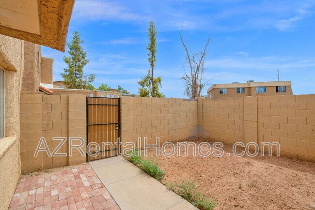 Building Photo - 4715 E Jones Ave