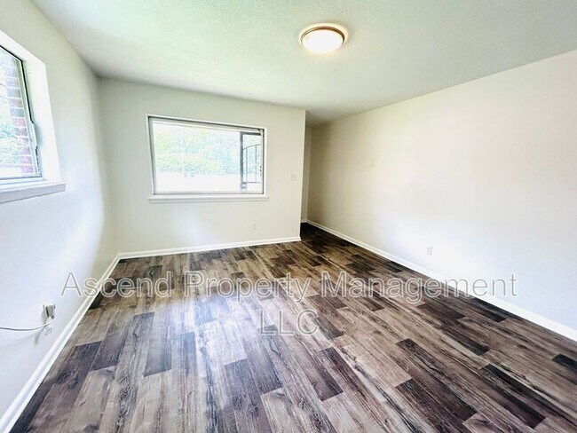 Building Photo - 1102 N Hickory St