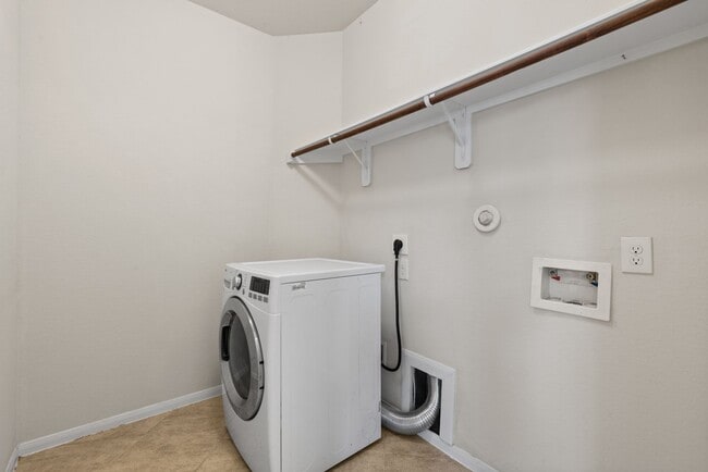 Building Photo - Spacious Home on Oversized Lot in Fort Ben...