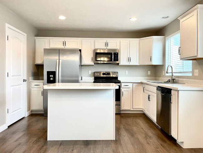 Building Photo - 3037 S Red Pine Dr