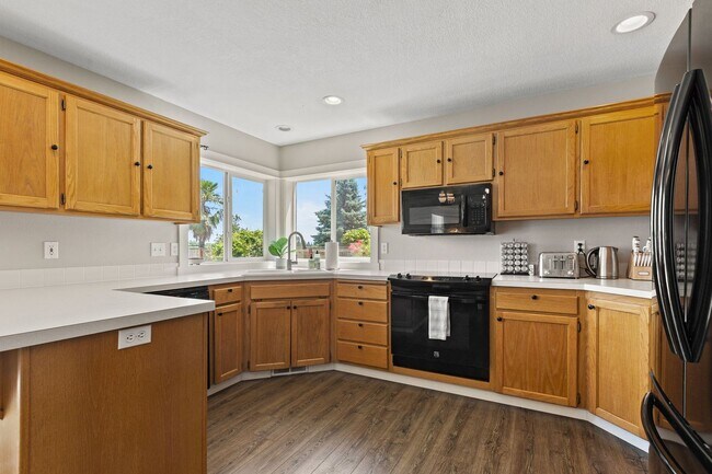 Building Photo - 753 SE Boysen Ln