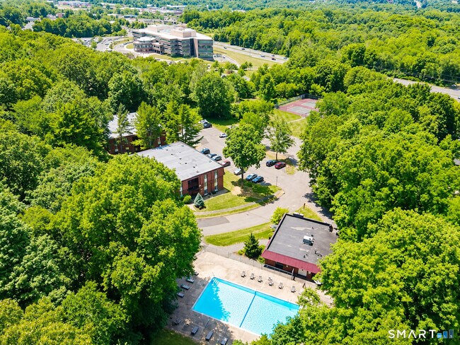 Building Photo - 10 Woodsedge Dr