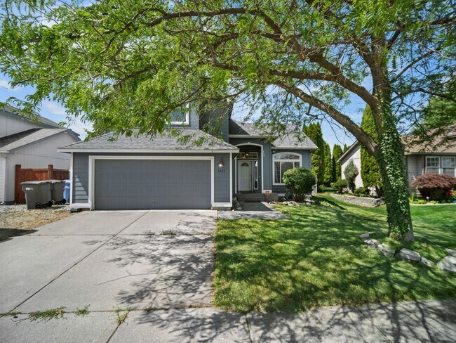 Building Photo - 4bedroom/3bath w/Garage/washer/dryer/fence...