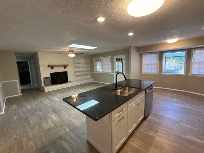 Building Photo - 3 Bedrooms! 2 Baths! 2 Living Areas! Southeast! Remodeled! $2395