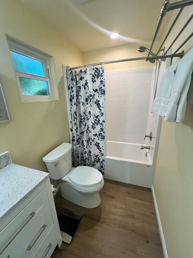 Building Photo - Ventura - Fully furnished one bedroom, one...