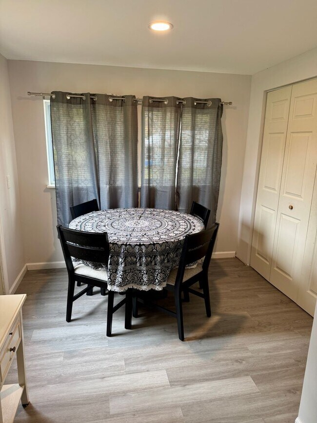 Building Photo - Charming Home in Pembroke with Yard & Storage