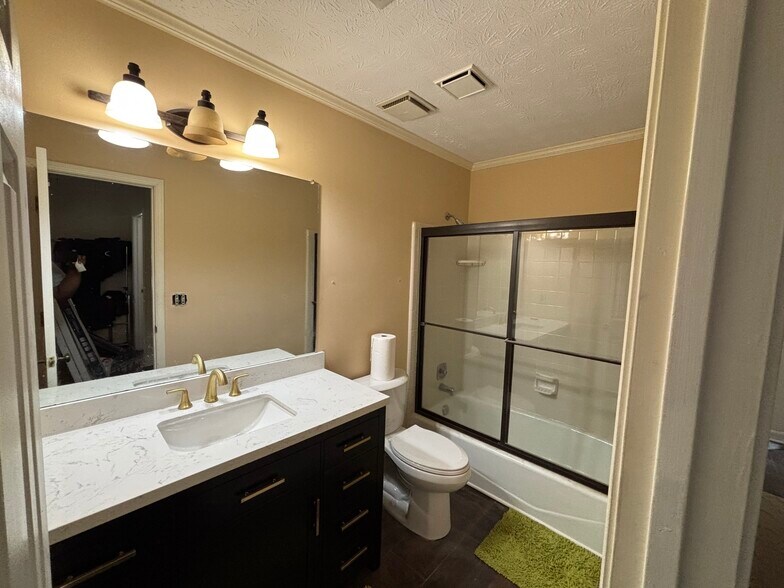 Shared Bathroom - 420 Cardigan Cir SW