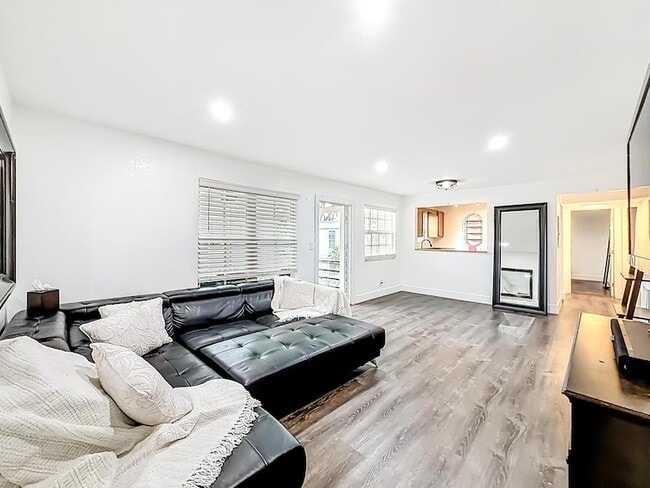 Building Photo - 305 SE 11th Ave