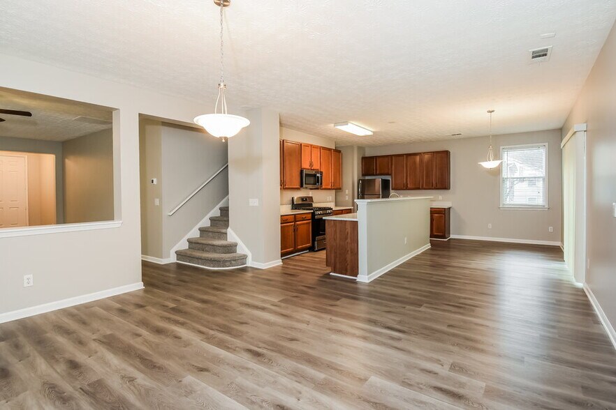 Building Photo - 2040 Valley Creek Dr