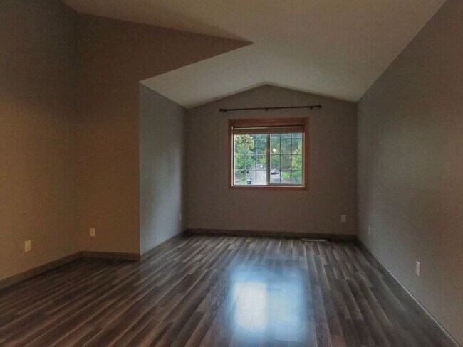 Building Photo - 4 Bedroom Home located in Summer Woods -La...