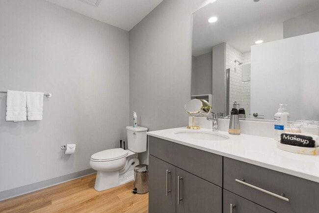 Building Photo - 853 W Blackhawk St