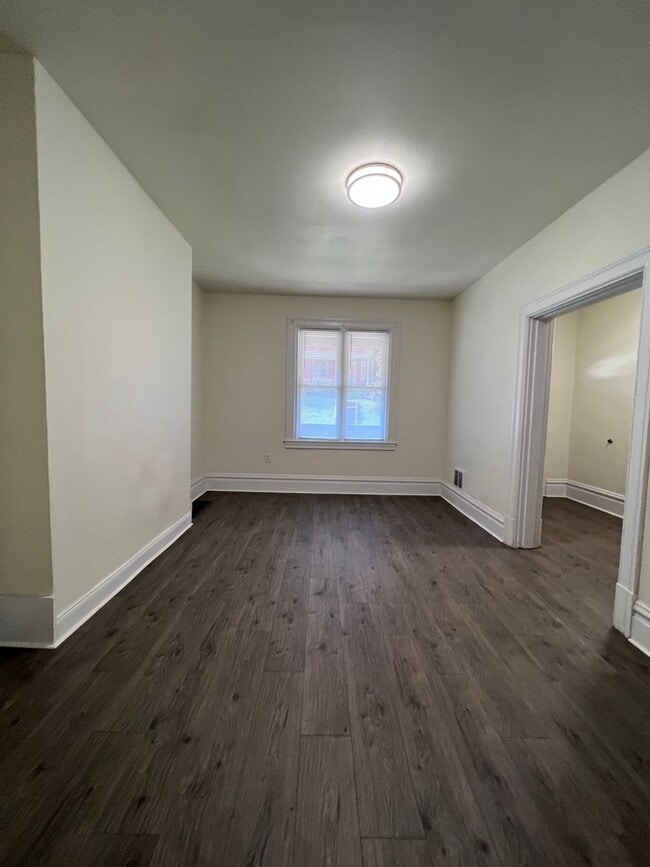 Building Photo - Updated 4BR 1.5 bath home with rear parking!