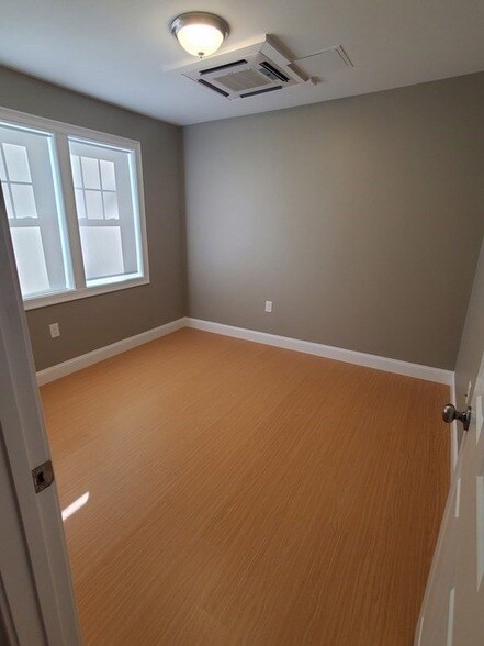 Building Photo - 10 Ashton St