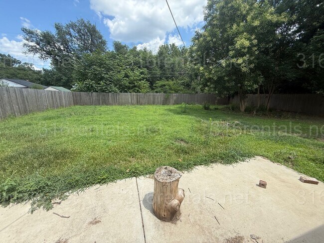 Building Photo - $1400 - 3 bedroom / 1 bathroom - Single Fa...