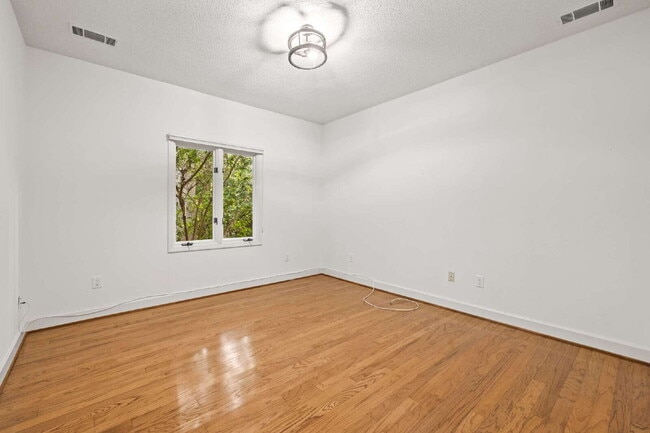 Building Photo - "Experience Southern Charm: Spacious 3-Bed, 3-Bath Home in The Landings"