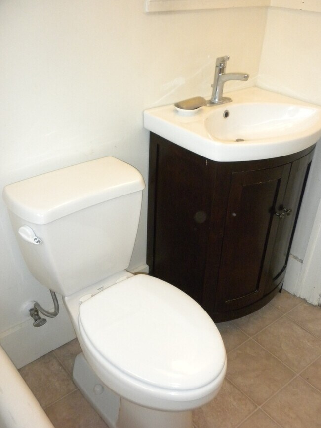 Building Photo - 2 Bedroom Home-Downtown