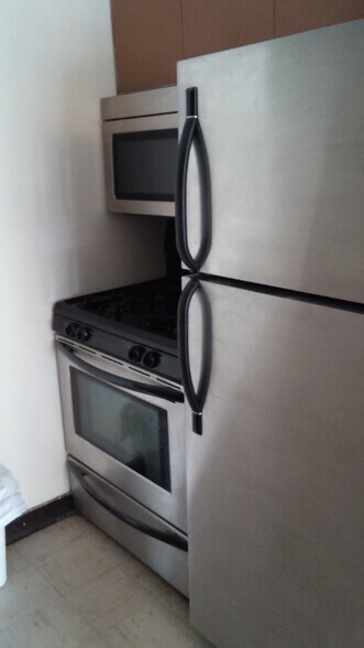 oven/refrigerator side - 522 21st St NW