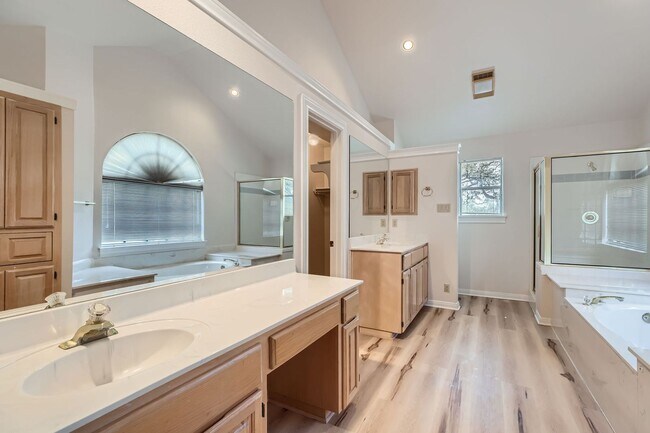 Building Photo - Beautiful 4-bedroom, 3-bath home in the de...
