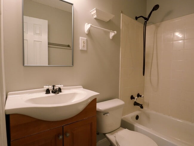 Building Photo - Cozy 2-Bedroom Home on Half an Acre in Nor...