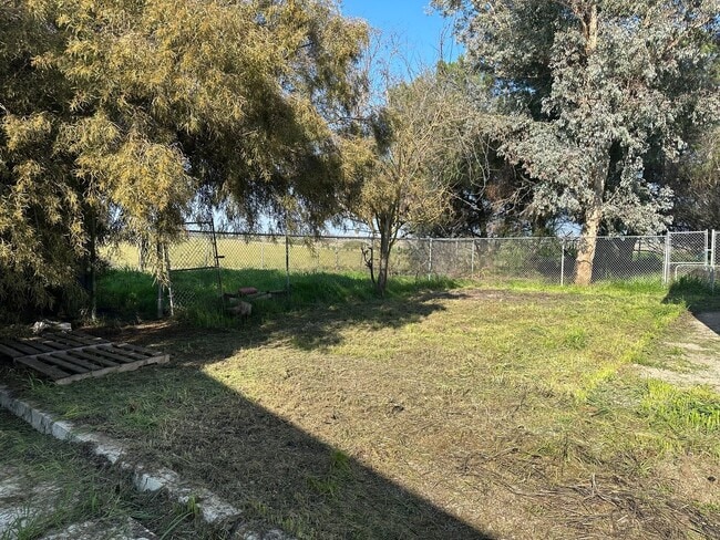 Building Photo - Rare horse property with huge workshop and dog kennels. Ready for move in