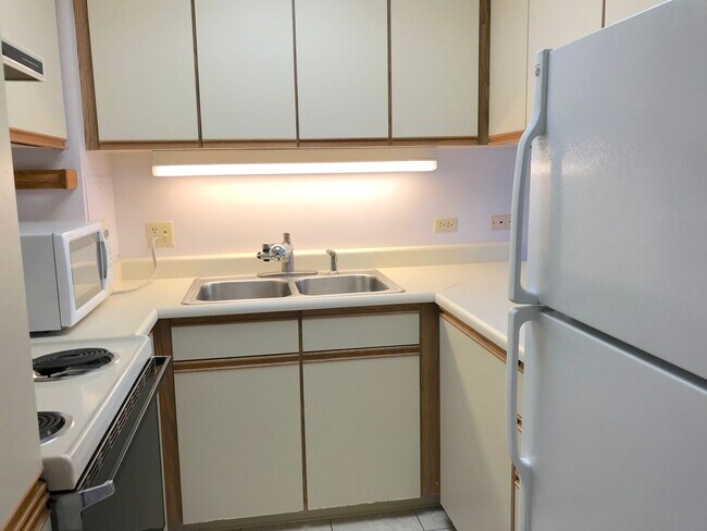 Building Photo - Royal Capitol Plaza 1 bedroom unit