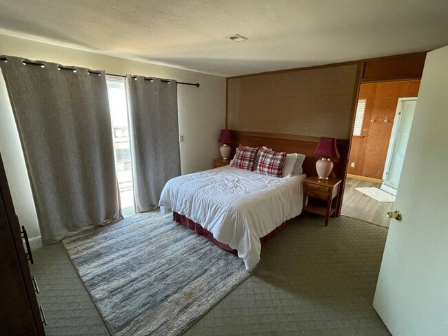 Building Photo - Beautiful townhome available now!