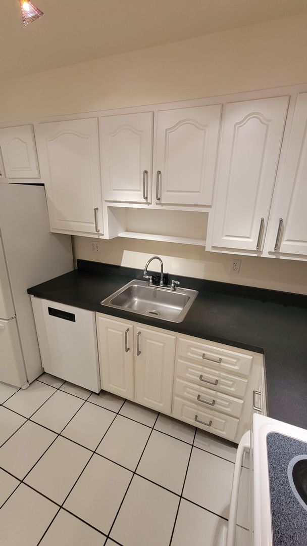 Building Photo - Charming 1BR Condo in Prime Westshore Location – Move-In Ready!