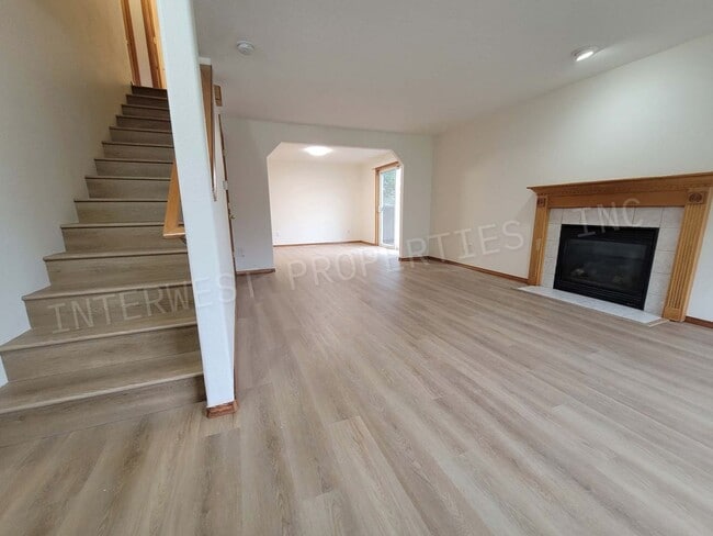 Building Photo - SE Portland Home on A Cul-De-Sac with Gara...