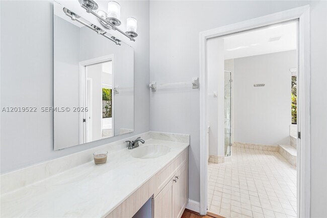 Building Photo - 1256 Manor Dr S