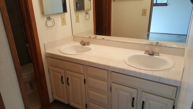 Building Photo - 2 bed 2 bath condo