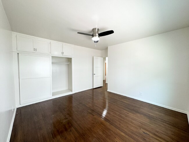 Building Photo - 905 N Sweetzer Ave