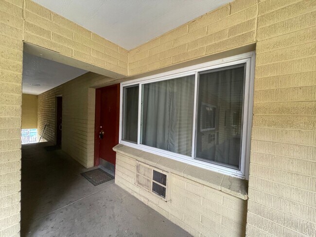 Building Photo - Spacious 1 Bed/1bath close to CU with Reserved Parking