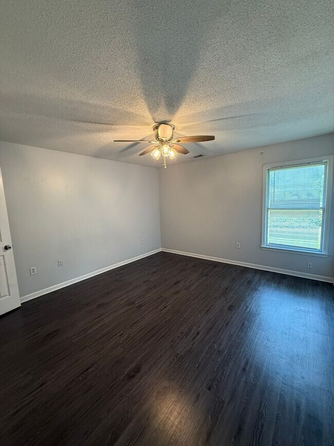 Building Photo - 205 Courtney Way