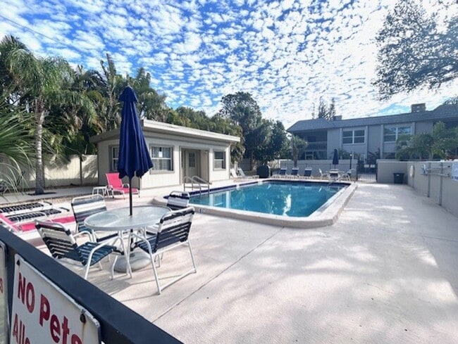 Building Photo - 2025/26 FALL/ WINTER MONTHLY  RENTAL ! FUR...