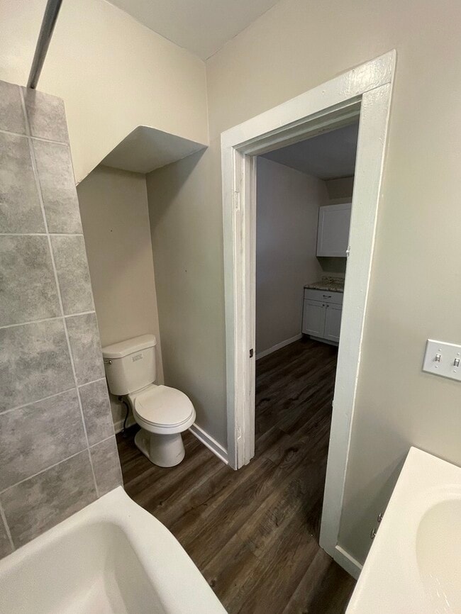 Building Photo - Downtown Sparta Two Bedroom Upper Unit