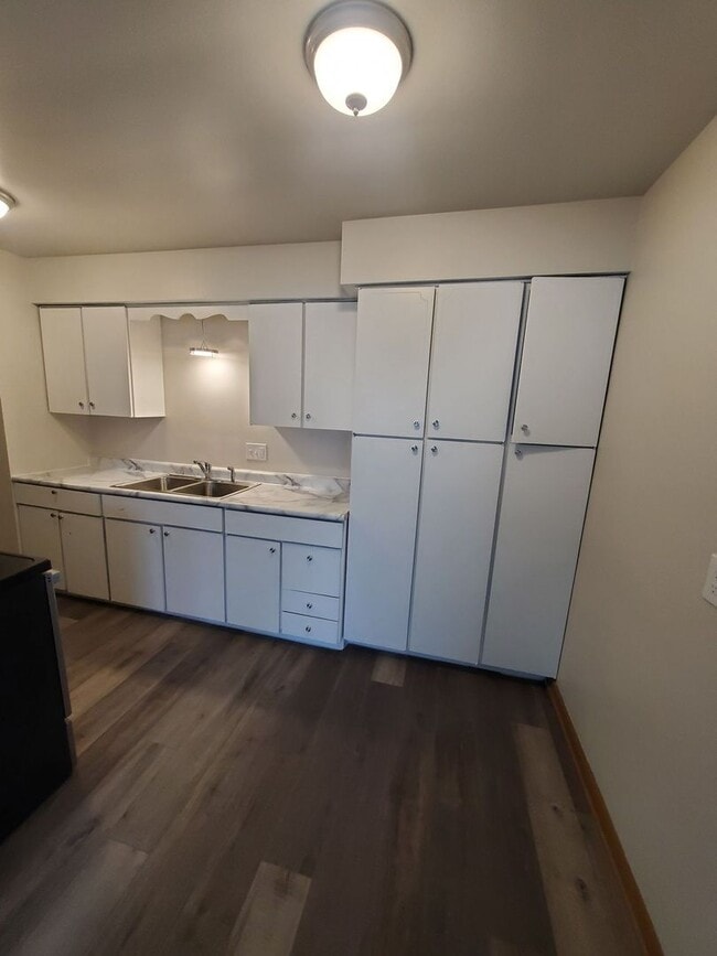 Interior Photo - 405 N East Ave. (16 Unit)