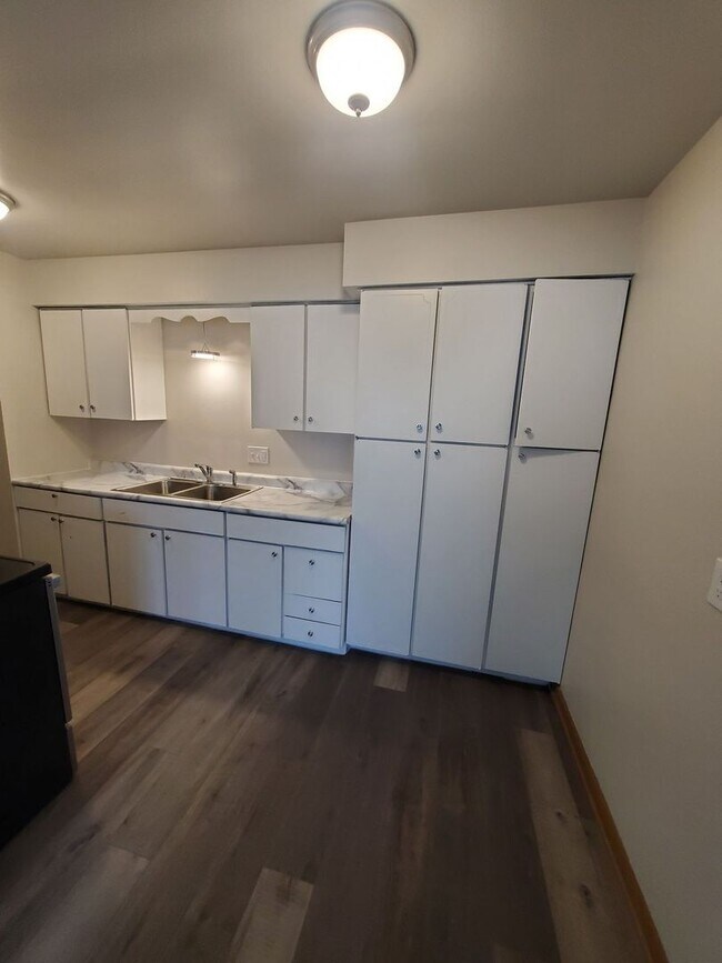 Interior Photo - 405 N East Ave