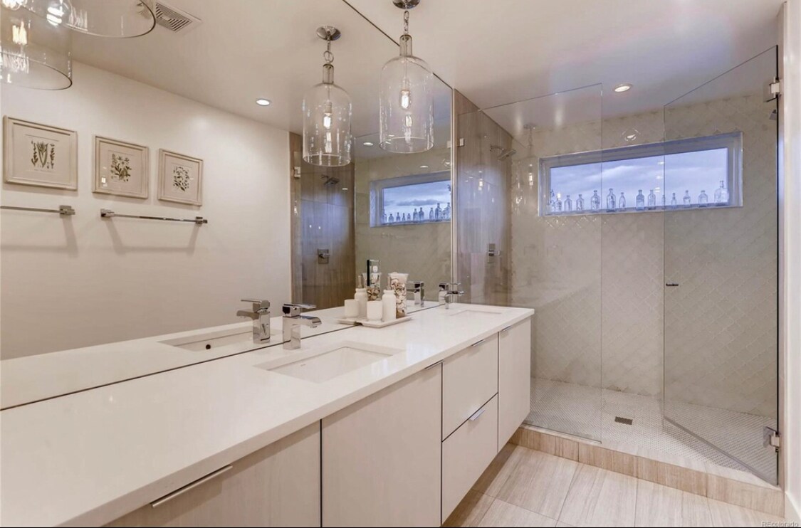 Building Photo - 3528 Stuart St