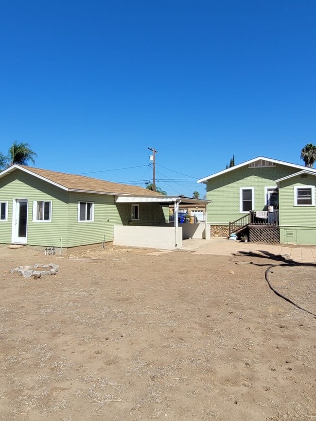 Building Photo - Craftsman home 2bed 1 bath, garage on a la...