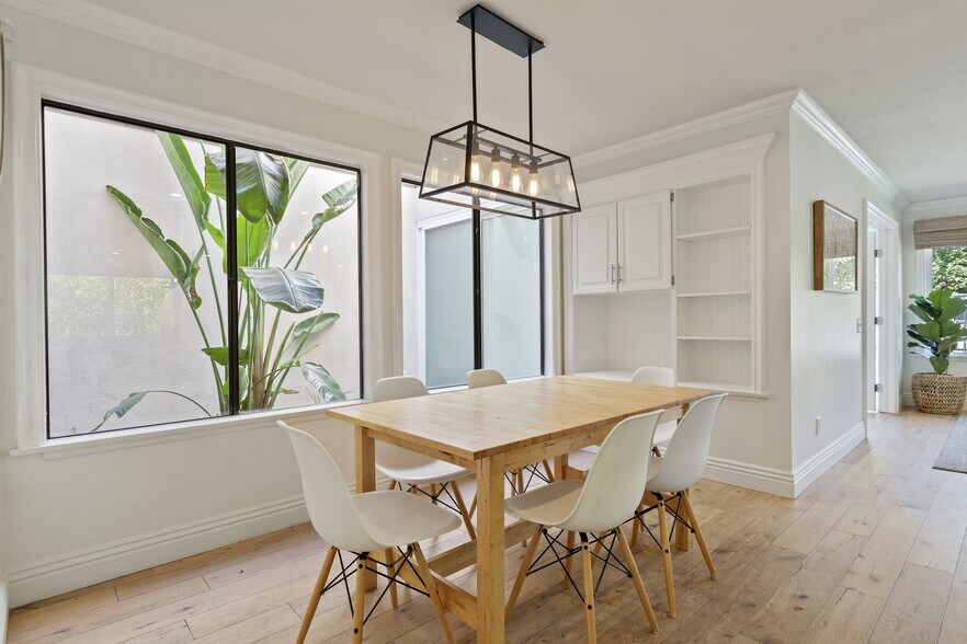Breakfast Nook - 6146 Shadycreek Dr