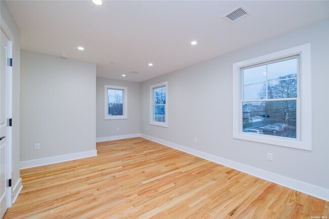 Building Photo - 506 Lakeview Ave