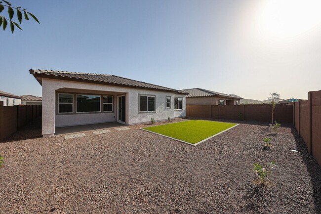 Building Photo - Beautiful 4 bedroom plus den home in Aloravita