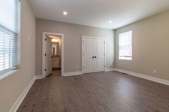 Building Photo - Downtown Milford Year Round Rental - Unfur...