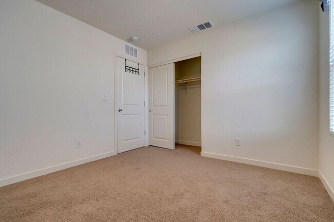 Building Photo - Terrific 4 bedroom available for rent - Al...