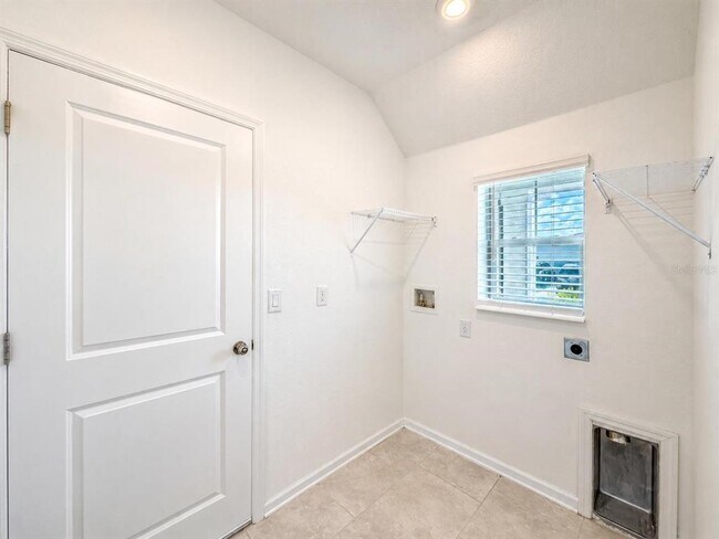 Building Photo - 360 Loch Ct