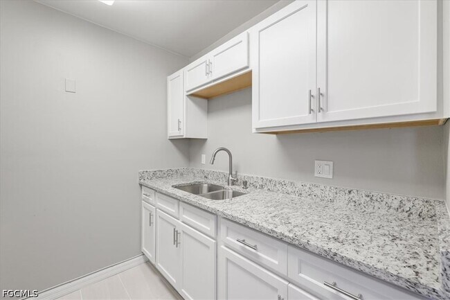 Building Photo - 3225 E Riverside Dr