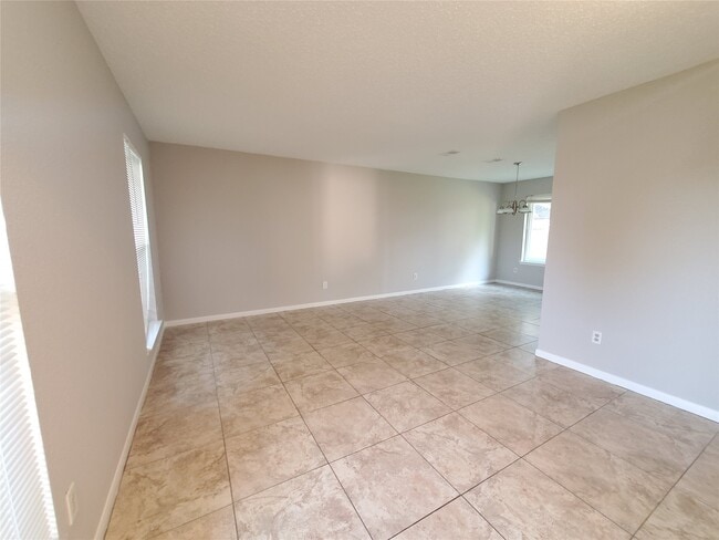 Building Photo - 3323 Green Fields Dr