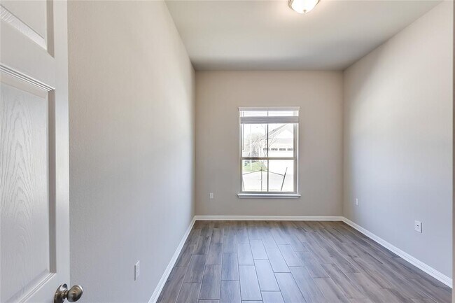 Building Photo - 821 Falkland Trace